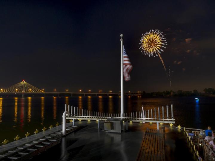 A perfect firework over the Mississippi River A perfect firework over the Mississippi River