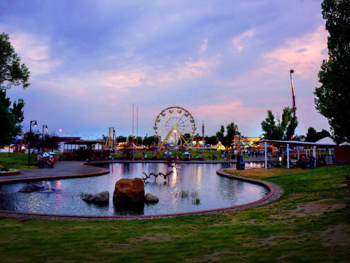 Sonnenuntergang über dem Festgelände der MontanaFair Sonnenuntergang über dem Festgelände der MontanaFair