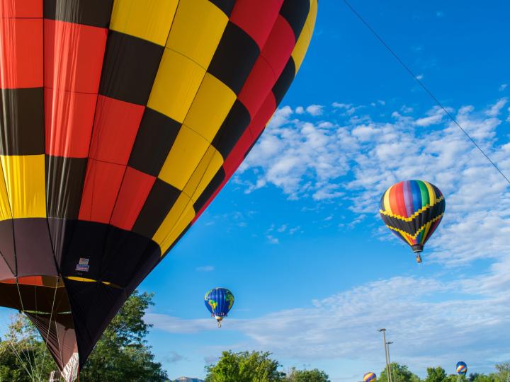 Les participants colorés du rassemblement de montgolfières Cortez Hot Air Balloon Rally Les participants colorés du rassemblement de montgolfières Cortez Hot Air Balloon Rally