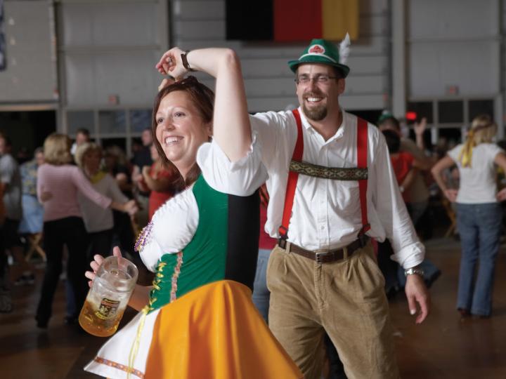 Bailando con trajes alemanes tradicionales en Oktoberfest Bailando con trajes alemanes tradicionales en Oktoberfest
