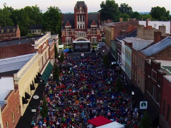 Besuchermenge beim Bourbon City Street Concert im Zentrum von Bardstown Besuchermenge beim Bourbon City Street Concert im Zentrum von Bardstown