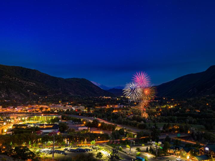 Fuegos artificiales iluminando el cielo en Glenwood Springs Fuegos artificiales iluminando el cielo en Glenwood Springs