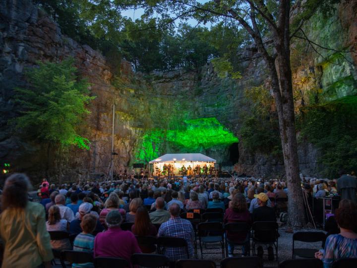 Live-Darbietung in einer Höhle im Rahmen der Three Caves Concert Series in Huntsville, Alabama Live-Darbietung in einer Höhle im Rahmen der Three Caves Concert Series in Huntsville, Alabama