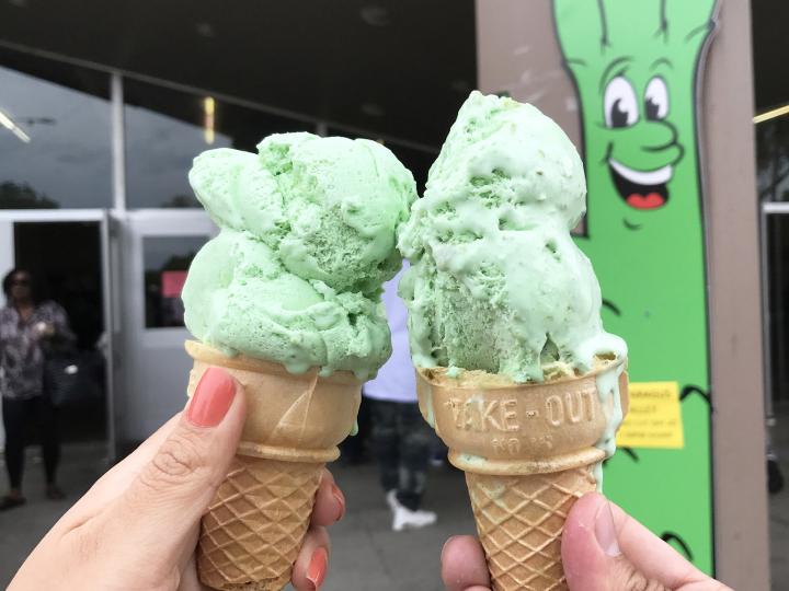 ストックトンのサン・ホアキン・アスパラガス・フェスティバルで味わえるアスパラガス味のアイスクリーム ストックトンのサン・ホアキン・アスパラガス・フェスティバルで味わえるアスパラガス味のアイスクリーム