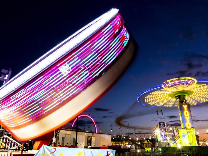 Bunt erleuchtete Fahrgeschäfte auf der Illinois State Fair in Springfield Bunt erleuchtete Fahrgeschäfte auf der Illinois State Fair in Springfield