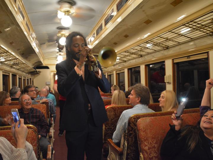 Un artista tocando música en vivo durante un evento de Jazz Wine Train en Grapevine, Texas Un artista tocando música en vivo durante un evento de Jazz Wine Train en Grapevine, Texas