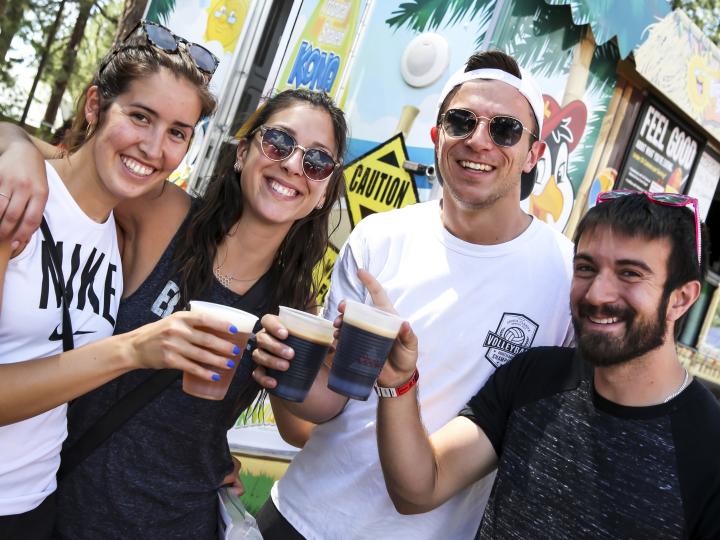 Amigos bebiendo cervezas en Big Bear Lake, California, durante el Big Bear Chili Cook-Off