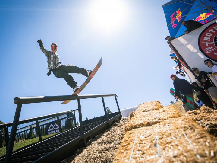 Snowboarder bei Hot Dawgz & Hand Rails in Big Bear Lake, Kalifornien Snowboarder bei Hot Dawgz & Hand Rails in Big Bear Lake, Kalifornien