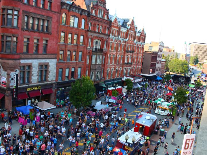 Vista aérea del festival callejero PearlPalooza en Albany, Nueva York