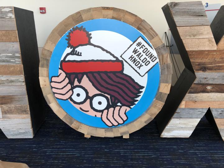 Einer der „Waldos“, die im Rahmen der Where’s Waldo Scavenger Hunt in Knoxville, Tennessee, aufgespürt werden müssen Einer der „Waldos“, die im Rahmen der Where’s Waldo Scavenger Hunt in Knoxville, Tennessee, aufgespürt werden müssen