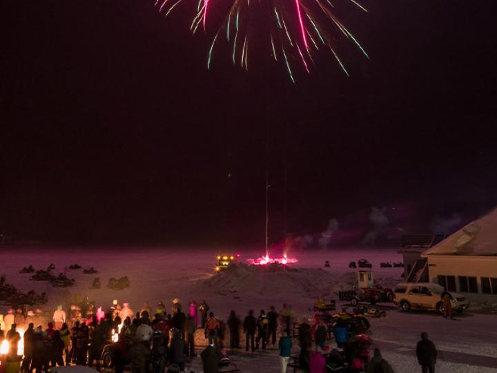 Observando los fuegos artificiales durante el Lake George Winter Carnival en el norte de Nueva York Observando los fuegos artificiales durante el Lake George Winter Carnival en el norte de Nueva York