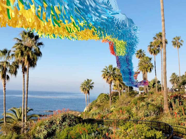 カリフォルニア州ラグーナビーチのアート&ネイチャー・フェスティバルで見られるカラフルなインスタレーションと海岸線の眺め カリフォルニア州ラグーナビーチのアート&ネイチャー・フェスティバルで見られるカラフルなインスタレーションと海岸線の眺め