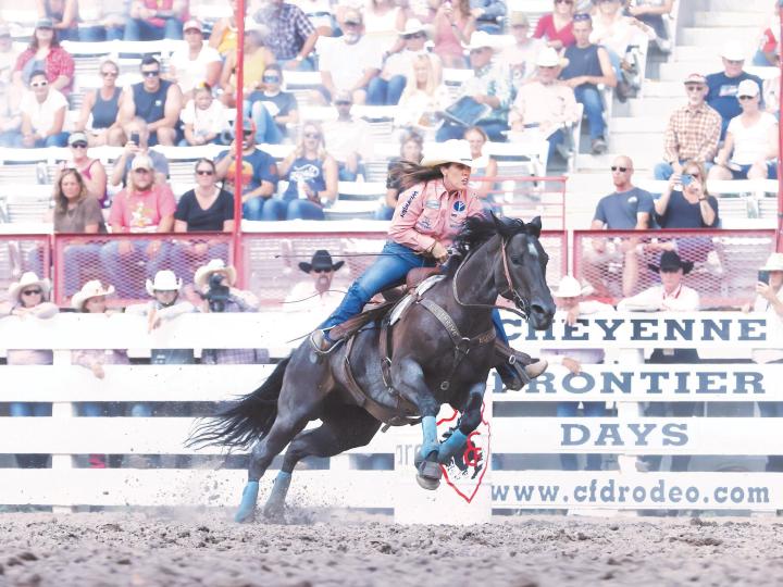 Épreuve de « barrel racing » lors du rodéo des Cheyenne Frontier Days, dans le Wyoming Épreuve de « barrel racing » lors du rodéo des Cheyenne Frontier Days, dans le Wyoming