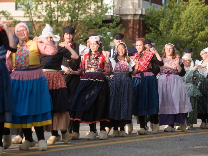 Holzschuhtänzerinnen beim Tulip Time Festival in Holland, Michigan Holzschuhtänzerinnen beim Tulip Time Festival in Holland, Michigan