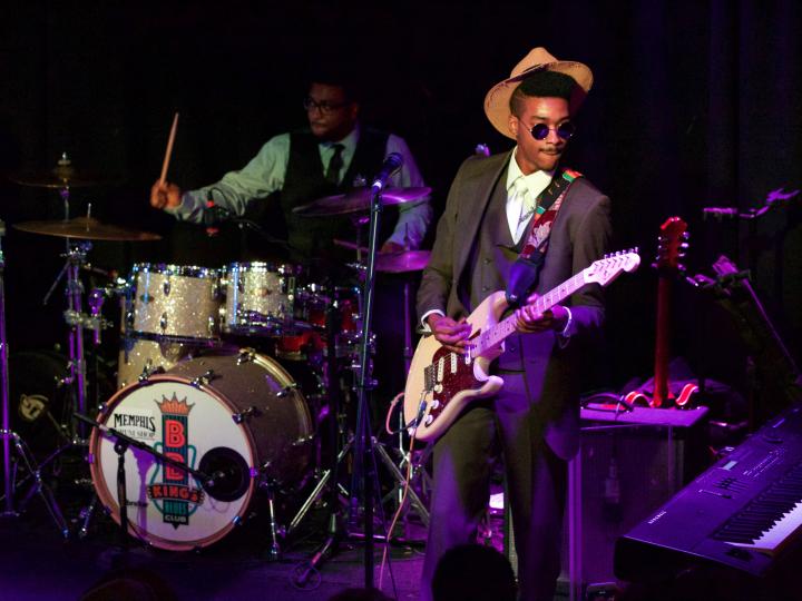 Músicos tocando durante el International Blues Challenge en el BB Kings Blues Club en Memphis, Tennessee