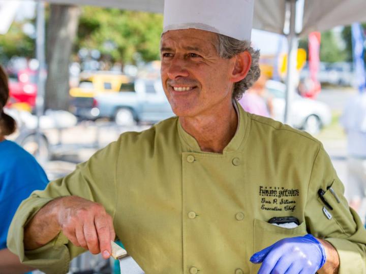 Um chef no Pensacola Seafood Festival na Flórida Um chef no Pensacola Seafood Festival na Flórida