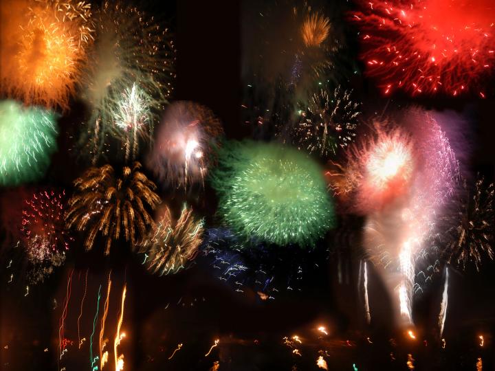 Fogos de artifício coloridos enchem os céus em Punta Gorda, Flórida