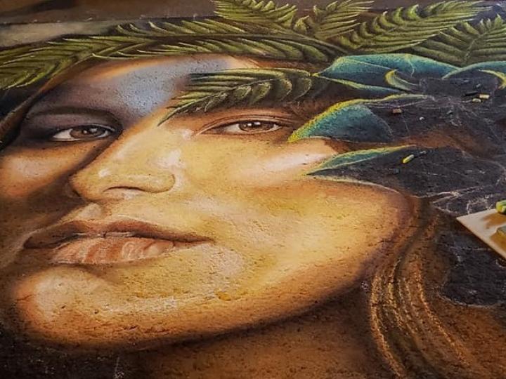 Des œuvres d’art détaillées dessinées à la craie ornent les trottoirs pour l’événement La Strada dei Pastelli Chalk Art Festival à Hillsboro, Oregon Des œuvres d’art détaillées dessinées à la craie ornent les trottoirs pour l’événement La Strada dei Pastelli Chalk Art Festival à Hillsboro, Oregon