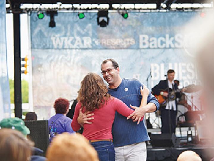 Danseurs profitant d’un des concerts du Michigan Bluesfest Danseurs profitant d’un des concerts du Michigan Bluesfest