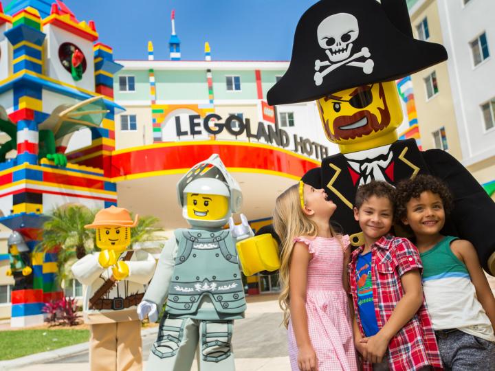 Posando com personagens no LEGOLAND Florida Resort em Winter Haven, Flórida Posando com personagens no LEGOLAND Florida Resort em Winter Haven, Flórida
