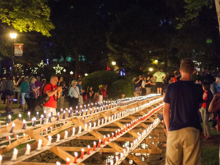 Un parterre de bougies rouges, blanches et bleues illumine le Lititz Springs Park lors des festivités du 4 juillet à Lititz Un parterre de bougies rouges, blanches et bleues illumine le Lititz Springs Park lors des festivités du 4 juillet à Lititz