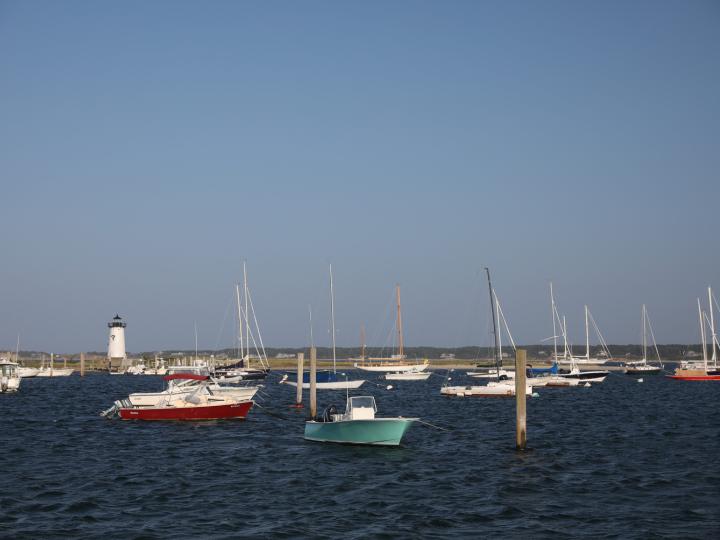 Voiliers au large de Lighthouse Beach à Edgartown Voiliers au large de Lighthouse Beach à Edgartown