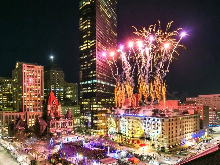 Fuegos artificiales sobre Boston, Massachusetts, durante la celebración anual First Night