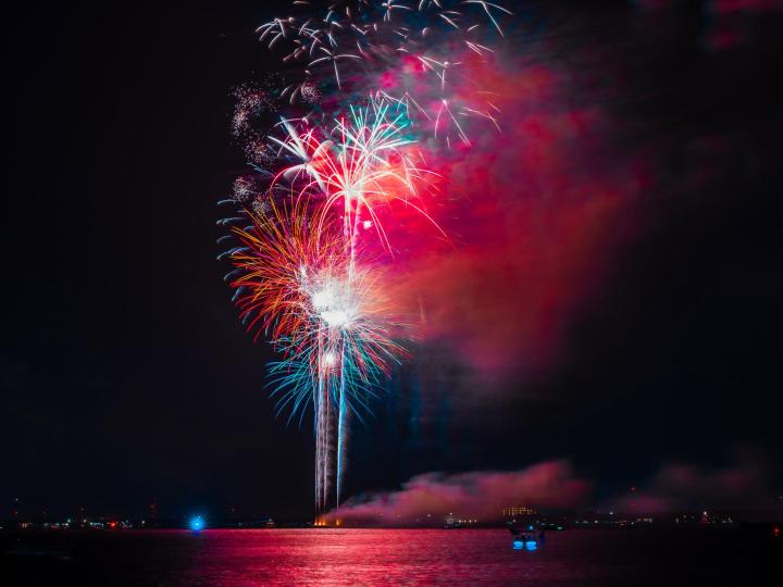 Exibição de fogos de artifício patrióticos durante o Salute to Freedom Festival em Panama City, Flórida Exibição de fogos de artifício patrióticos durante o Salute to Freedom Festival em Panama City, Flórida