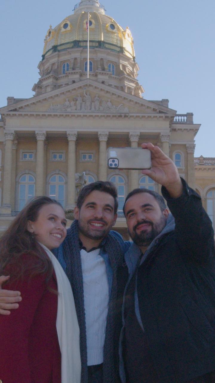 Taking a selfie with the state capitol building in Des Moines, Iowa
