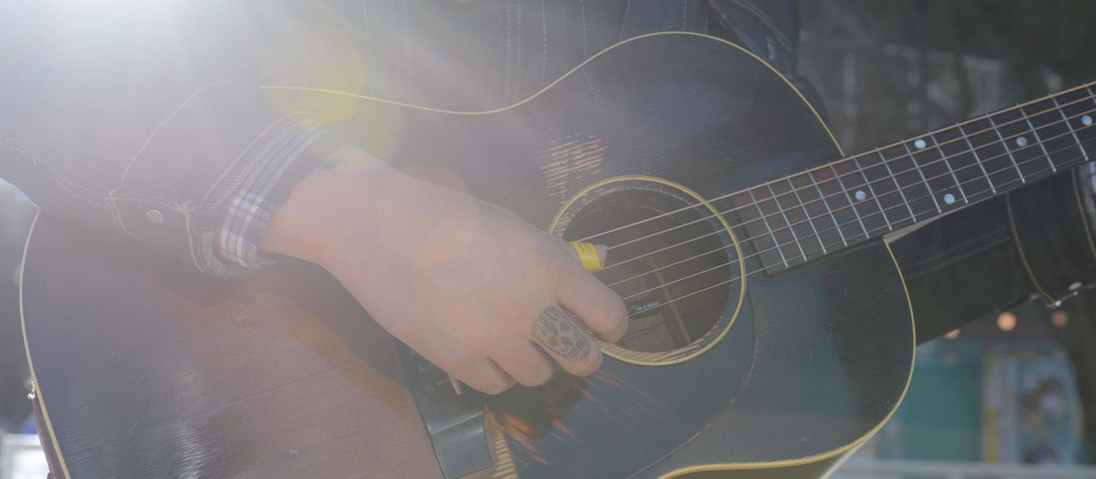 Tocando guitarra nas ruas de Houston, Texas Tocando guitarra nas ruas de Houston, Texas