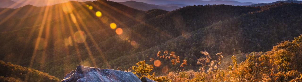 Una vista desde el Mount Pisgah a la Blue Ridge Parkway en Carolina del Norte Una vista desde el Mount Pisgah a la Blue Ridge Parkway en Carolina del Norte