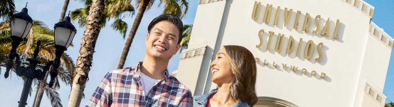 Universal Studios Hollywood 入口处的一对夫妻 Universal Studios Hollywood 入口处的一对夫妻