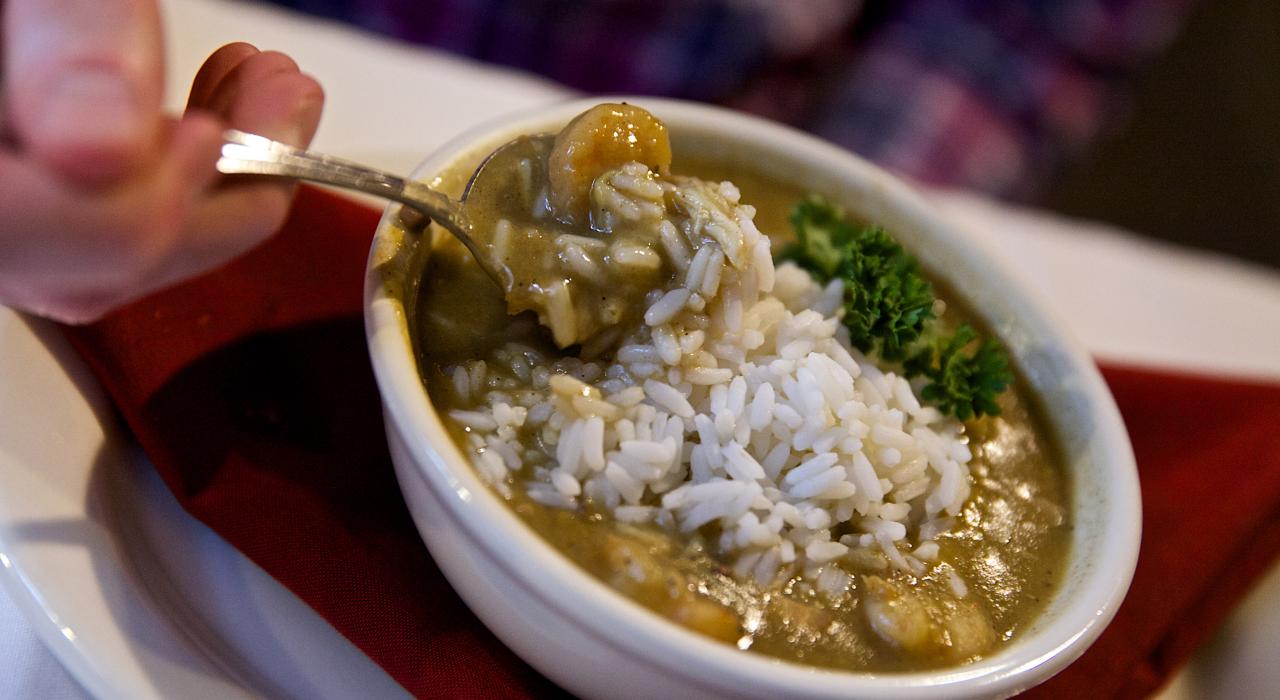 Sabroso plato de gumbo de mariscos sureño en Biloxi, Mississippi Sabroso plato de gumbo de mariscos sureño en Biloxi, Mississippi