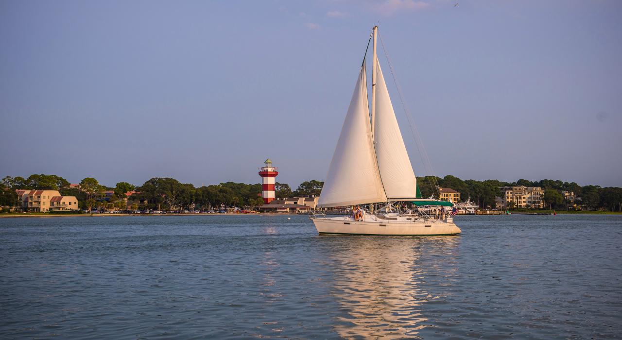 Romantischer Segeltörn vor Hilton Head Island, South Carolina Romantischer Segeltörn vor Hilton Head Island, South Carolina