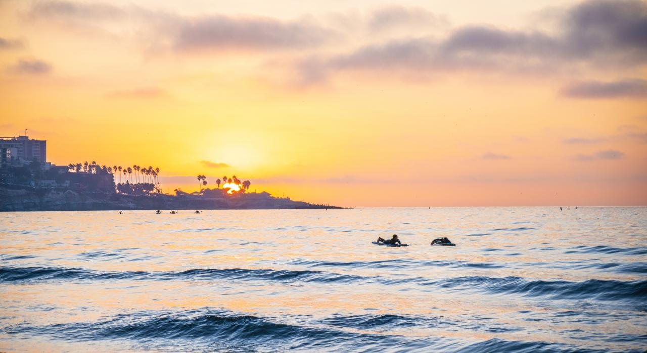 Atardecer desde la playa de La Jolla, San Diego, California Atardecer desde la playa de La Jolla, San Diego, California