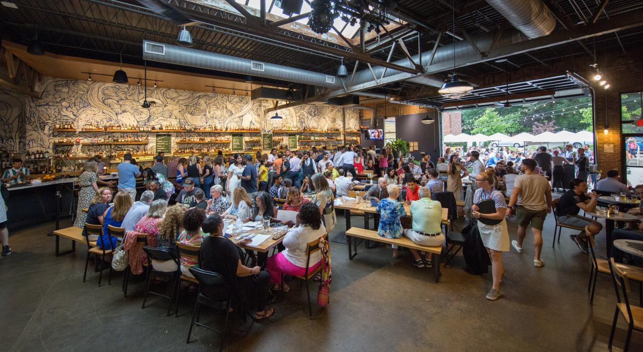 Cenando en Whiskey Kitchen en Raleigh Cenando en Whiskey Kitchen en Raleigh