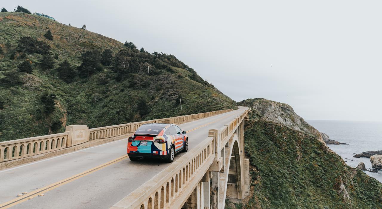 Manejando en Bixby Bridge en Big Sur, California Manejando en Bixby Bridge en Big Sur, California