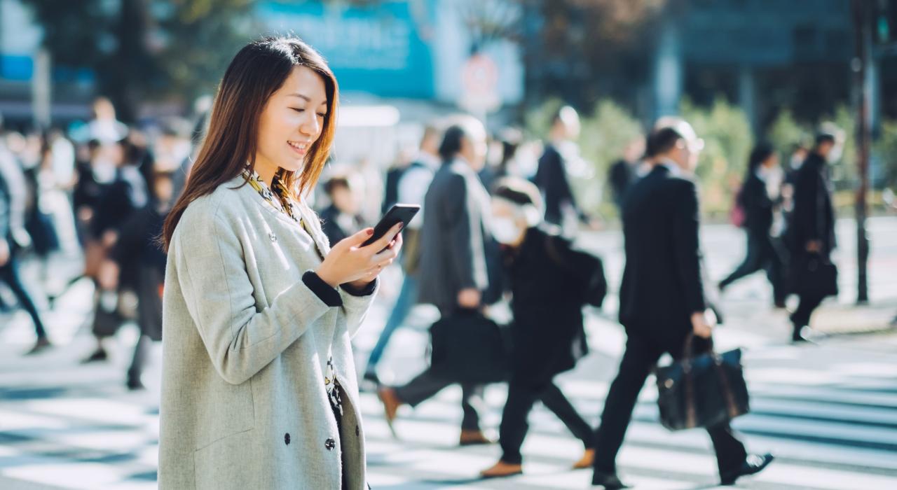 chica con un teléfono en la ajetreada ciudad chica con un teléfono en la ajetreada ciudad