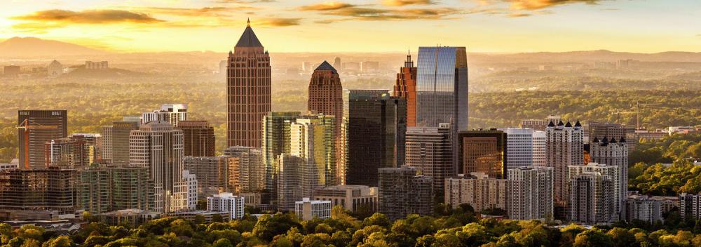 O horizonte de Atlanta, Georgia, iluminado pelo sol