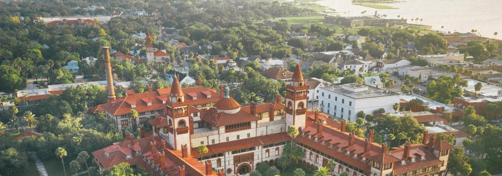 Vue aérienne de Flagler College avec le Castillo de San Marcos en arrière-plan à Saint Augustine, Floride