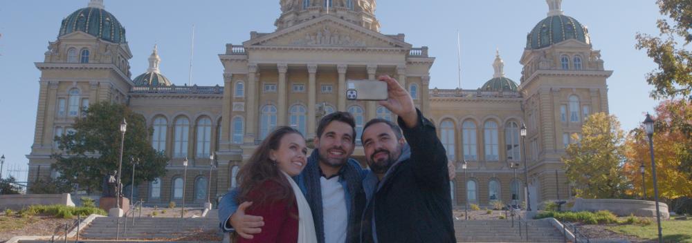 Taking a selfie with the state capitol building in Des Moines, Iowa