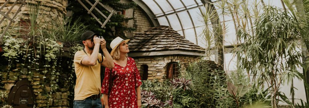 Recorriendo el Vander veer Botanical Park en Davenport, Iowa